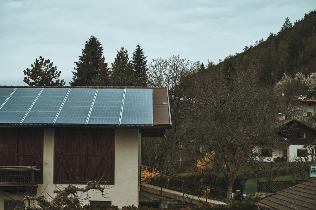 casa con paneles solares