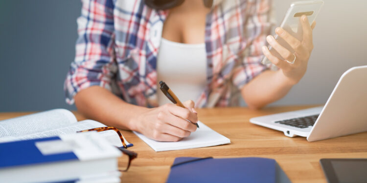 ayudas-escuela-idiomas-matricula-becas