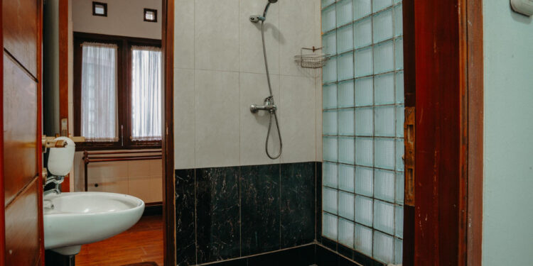 Subvenciones de 700 euros para la sustitución de bañeras por platos de ducha en Peligros